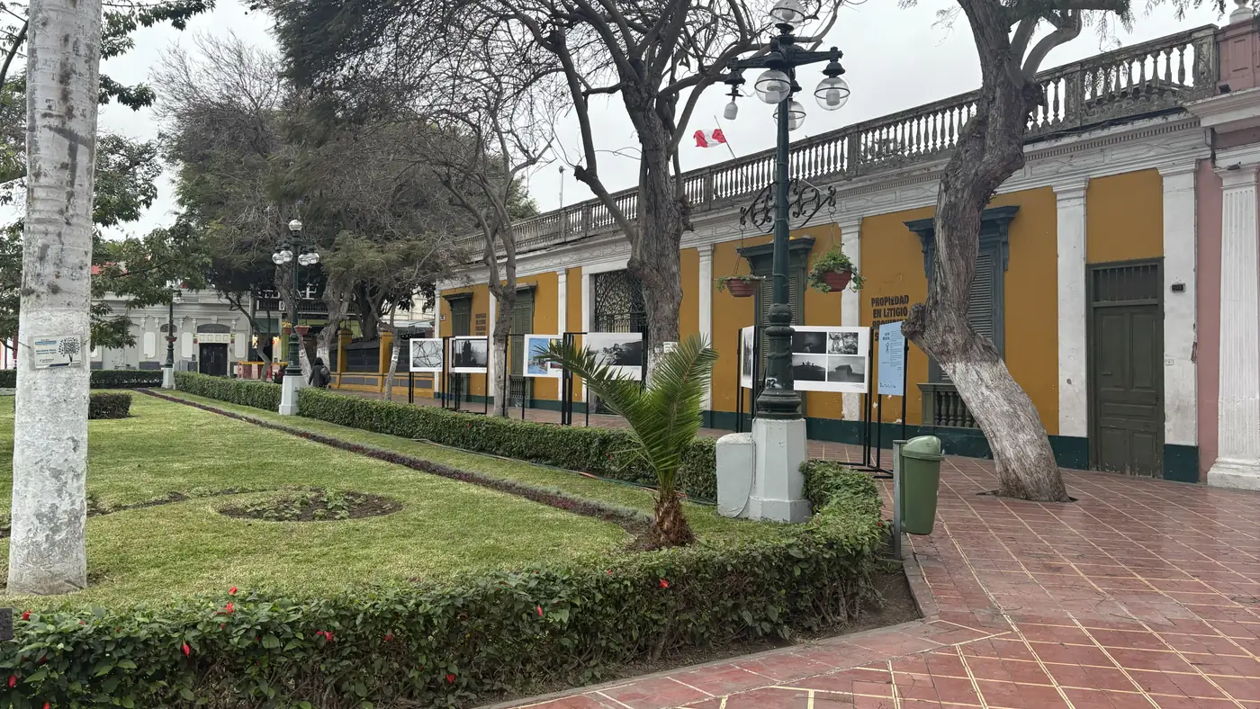El Parque Municipal de Barranco, con sus árboles altos y las casonas de colores alrededor