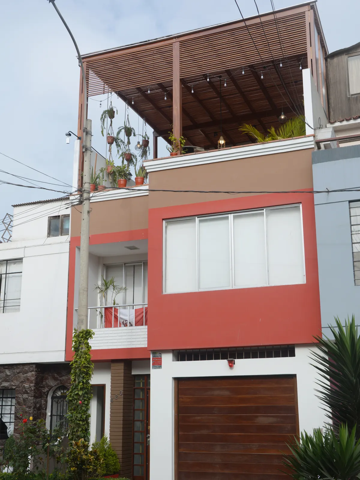 Fachada del edificio en Barranco, de tres pisos, con la terraza de madera en lo alto