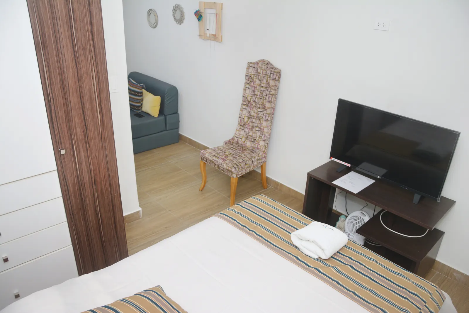 Cama doble del apartamento del piso 1, con el televisor enfrente