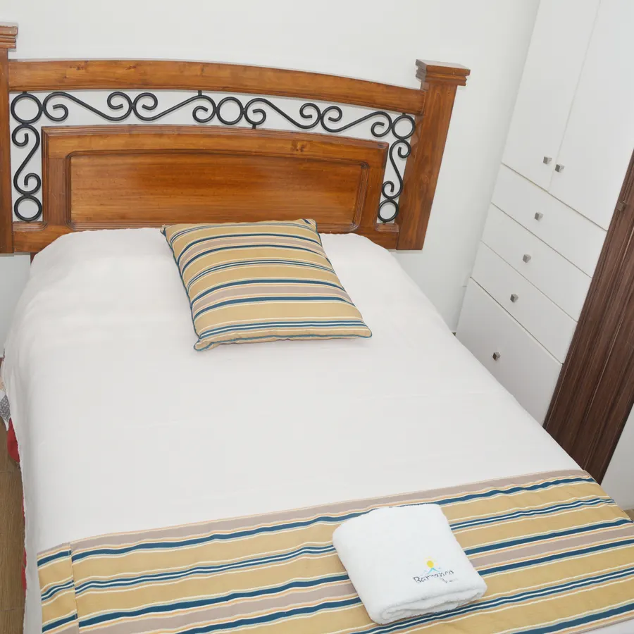 Cabecero de madera labrada de la cama doble del piso 1