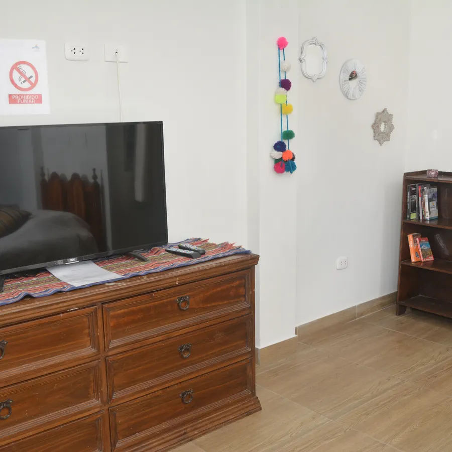 Televisor y cómoda de madera del piso 3