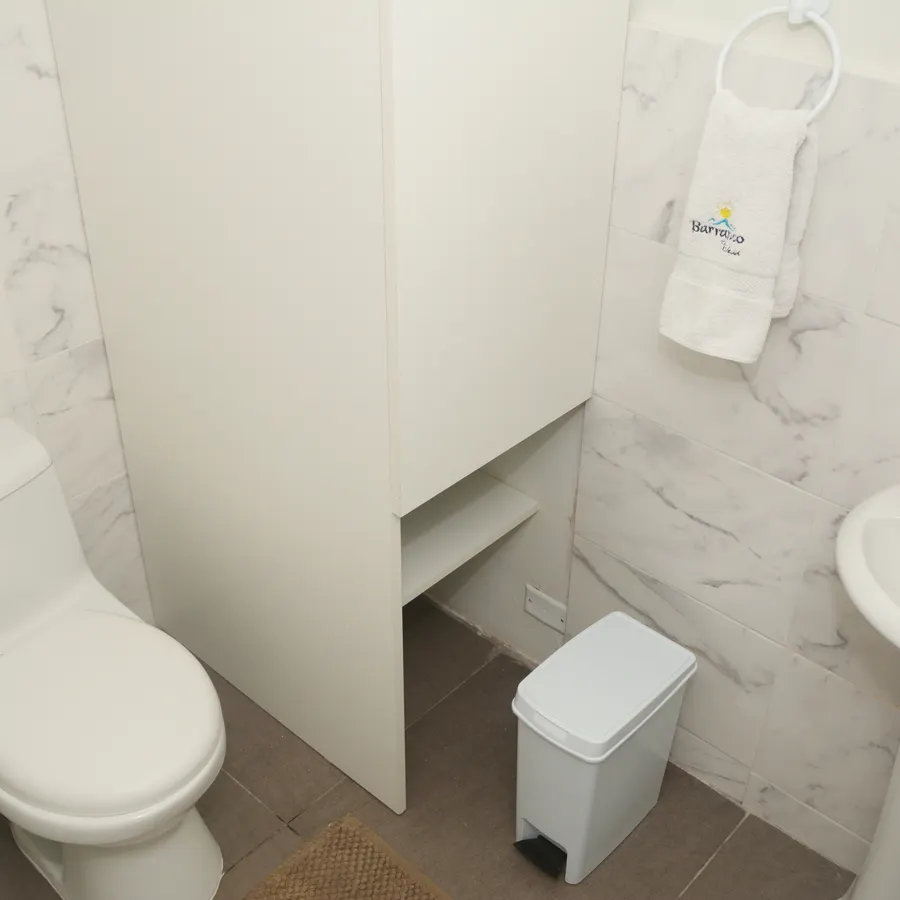 Uno de los dos baños del piso 4, con lavabo y ducha