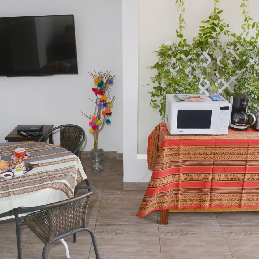 Televisor, comedor y mueble de cocina del piso 4